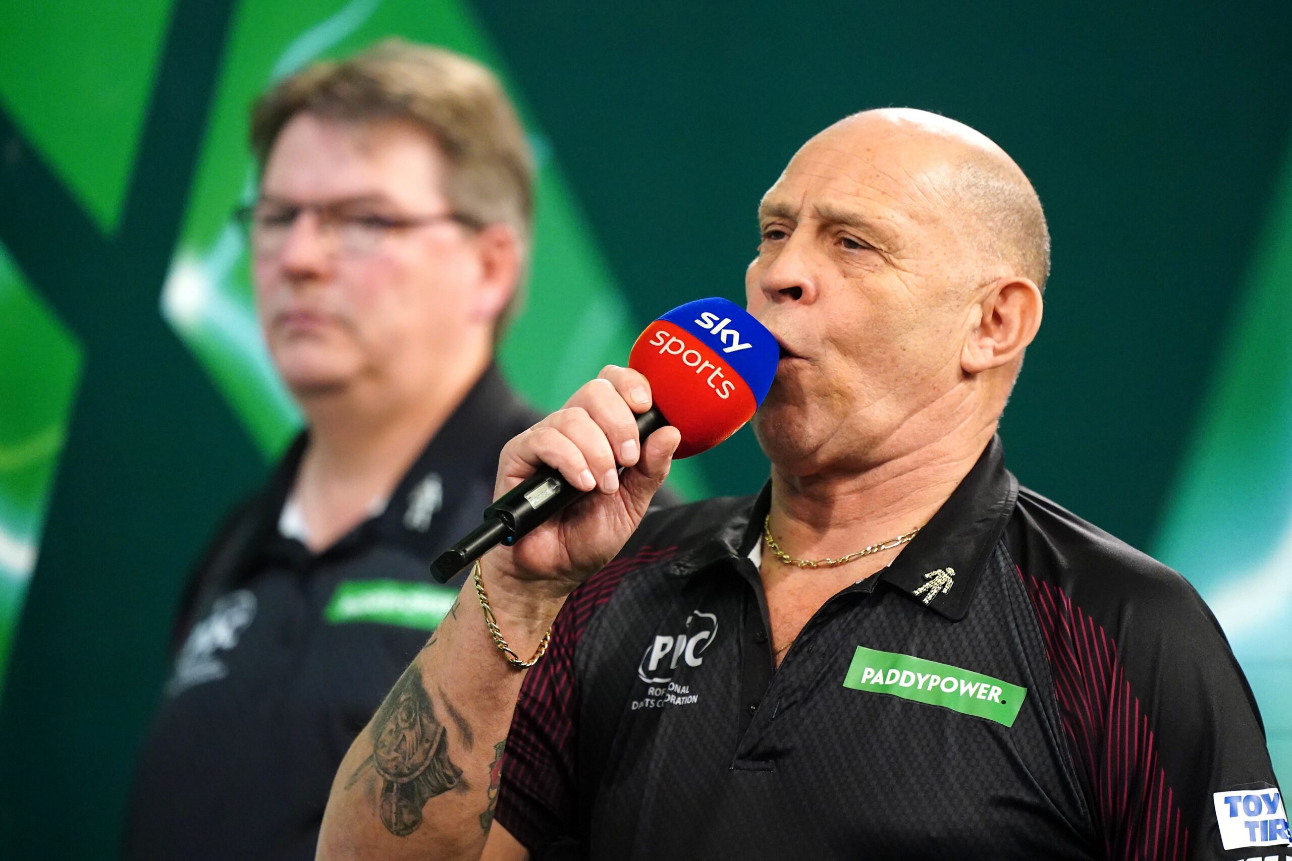 Gerwyn Price viert emotioneel tijdens PDC-wedstrijd
