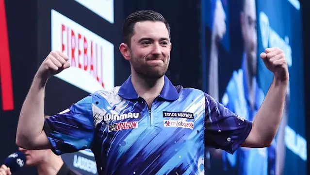 Luke Humphries in actie tijdens een PDC-wedstrijd