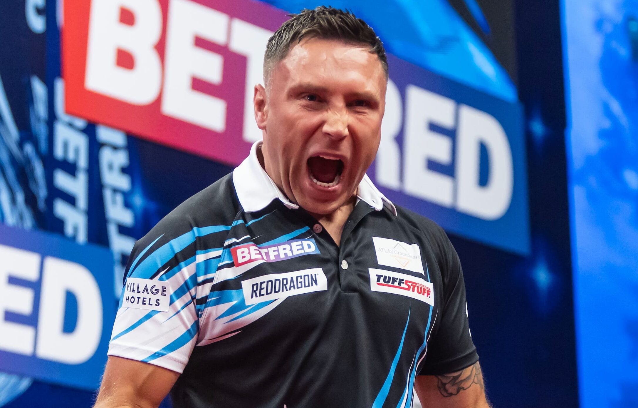 Gerwyn Price bij zijn nieuwe boerderijproject in Wales