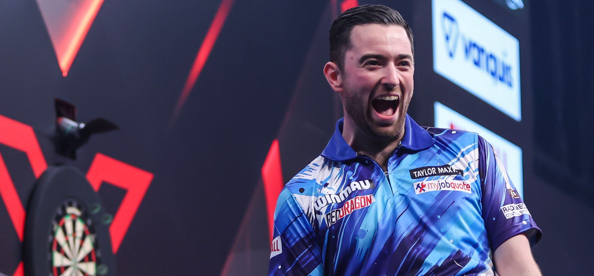 Luke Humphries viert zijn negendarter tijdens de World Masters in Milton Keynes