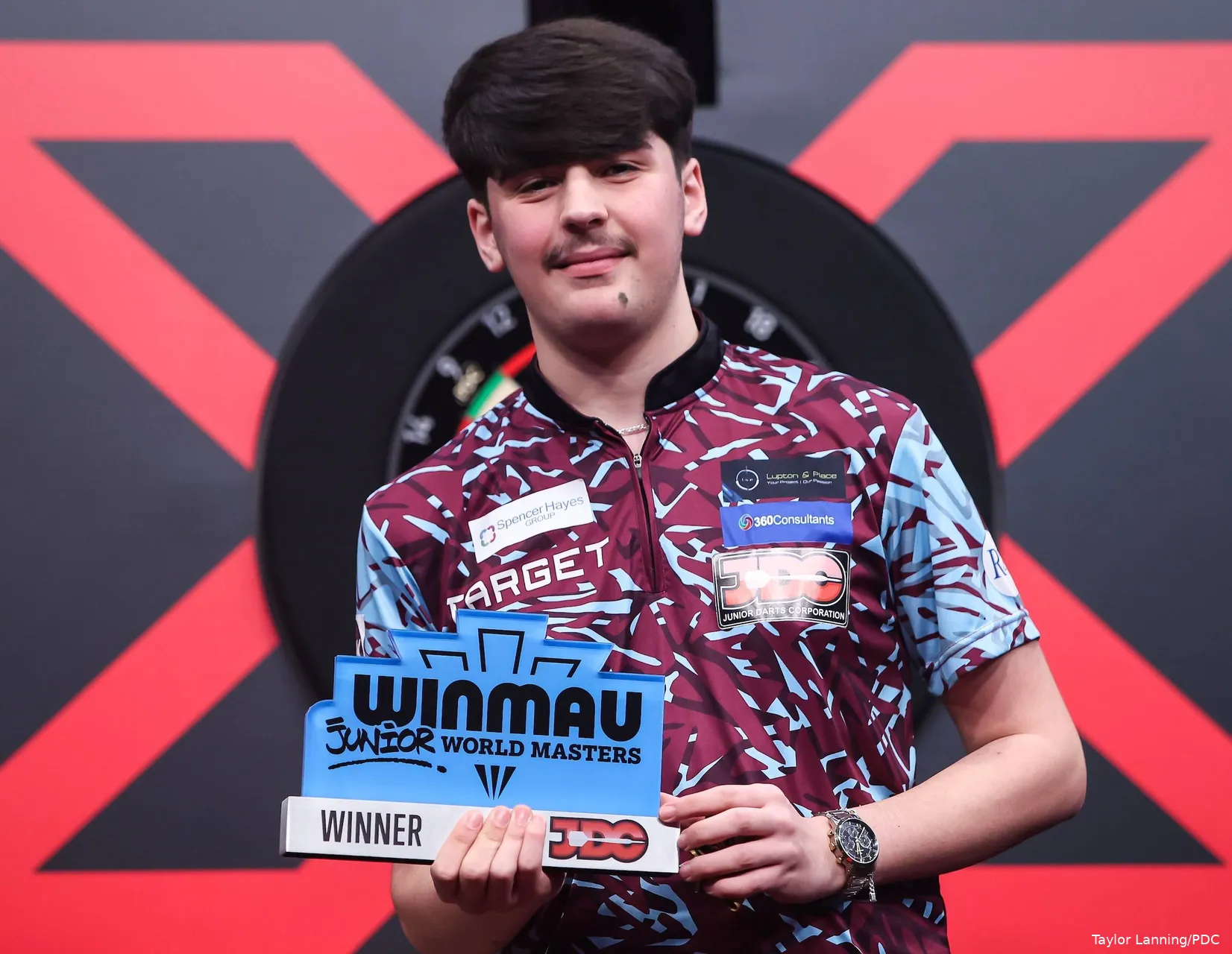 Kaya Baysal na zijn overwinning op de JDC Winmau Junior World Masters in Milton Keynes