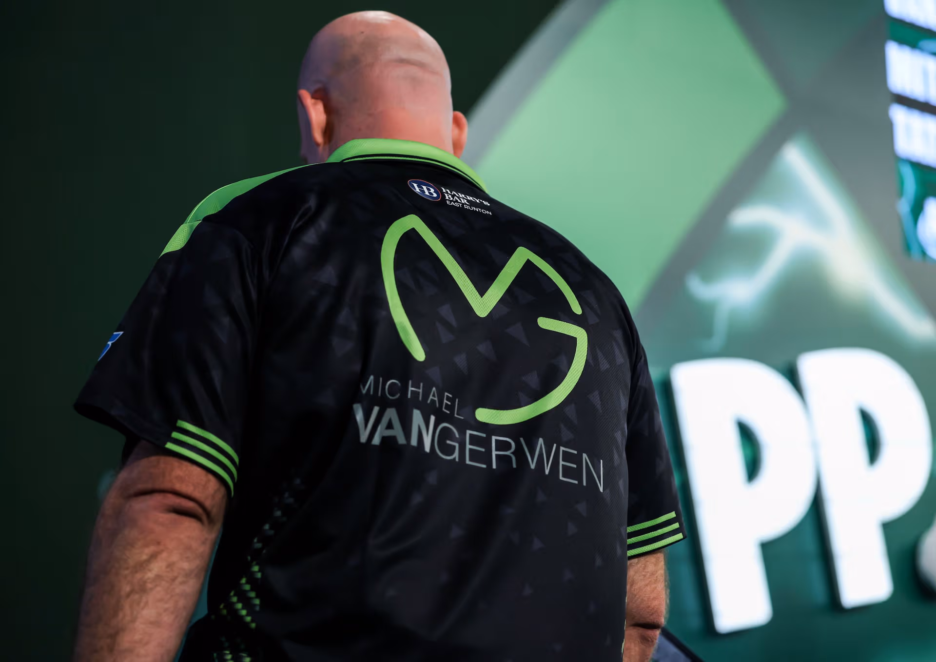 Michael van Gerwen tijdens een Premier League-wedstrijd