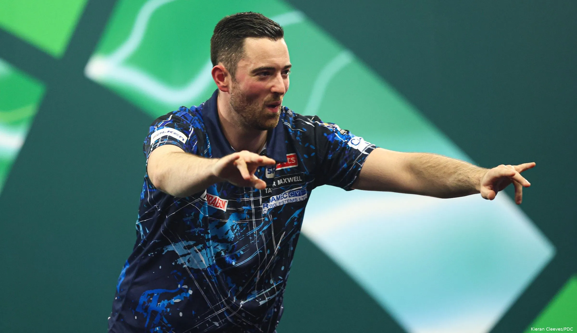 Luke Humphries en Luke Littler tijdens een Premier League-duel