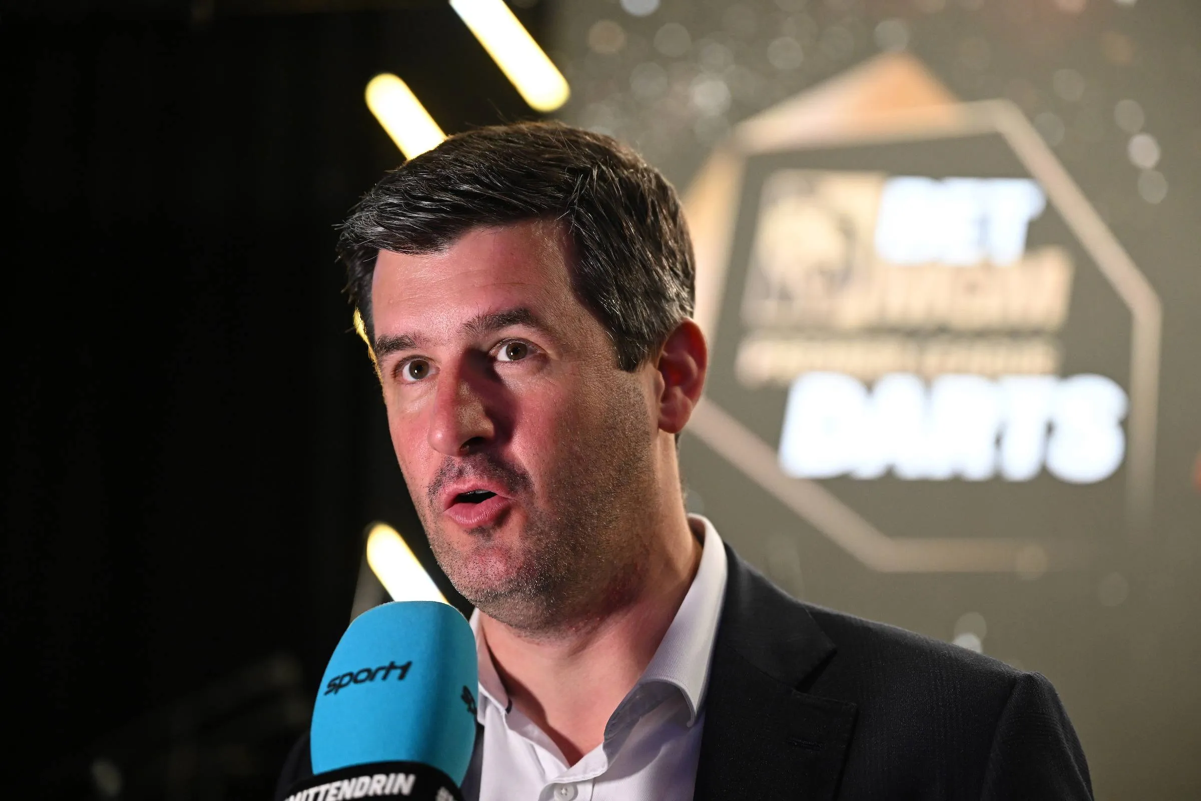 Premier League Darts-podium met volle zaal