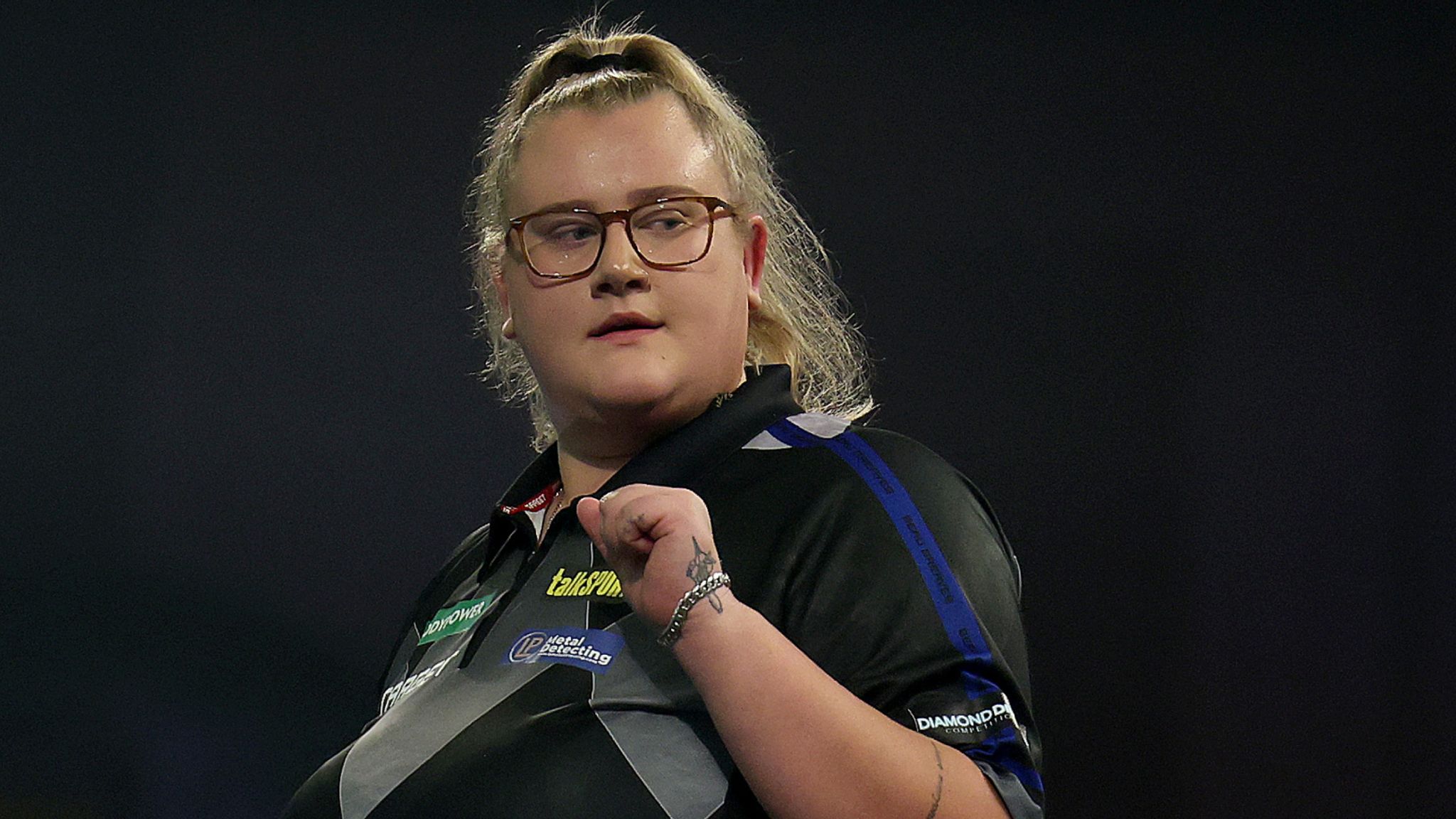 Beau Greaves viert haar overwinning op de PDC Women’s Series in Hildesheim