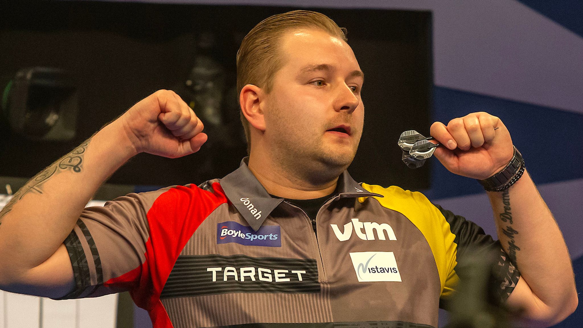 Dimitri Van den Bergh geconcentreerd aan de oche tijdens een PDC-wedstrijd