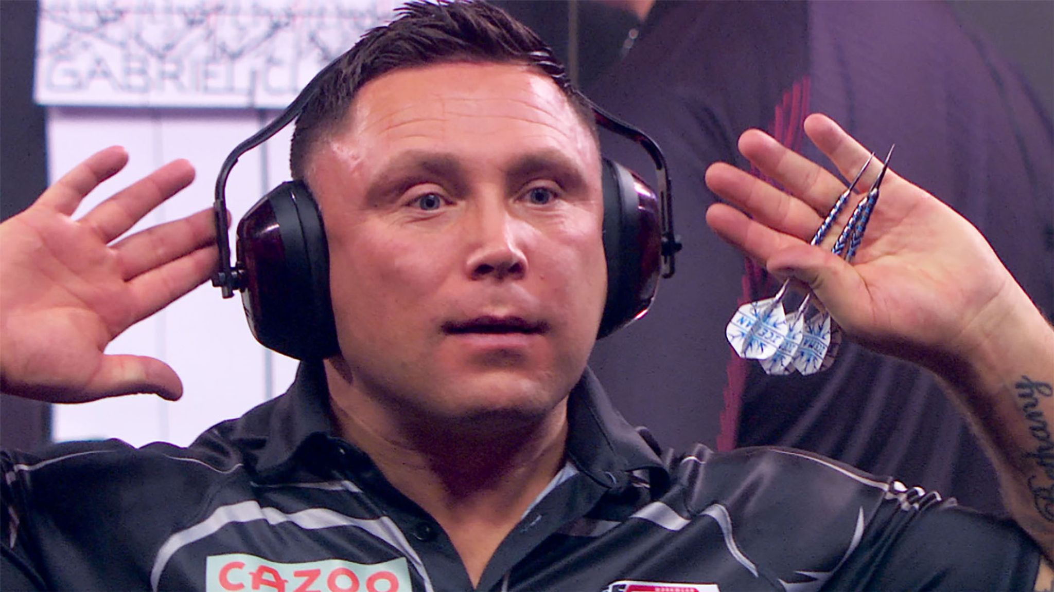 Gerwyn Price reageert op steun van het publiek tijdens een dartswedstrijd